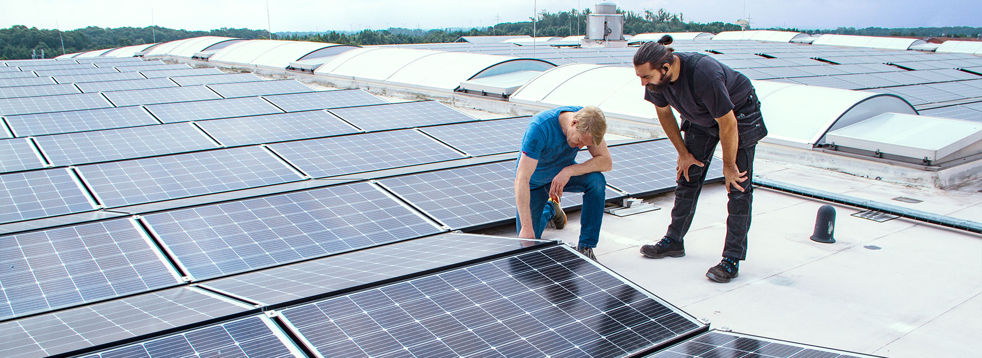 Mitarbeiter von SOL Energietechnik bei der Wartung und Montage einer Photovoltaikanlage